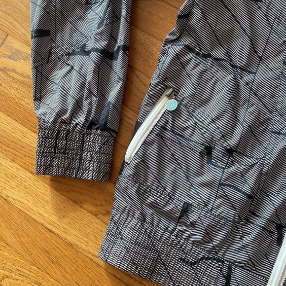 Volcom Transition Performance Driven Streetwear Hooded Windbreaker Size Medium - Picture 5 of 17